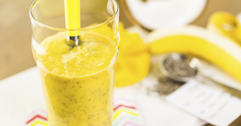 Smoothie mangue, banane et lait de coco