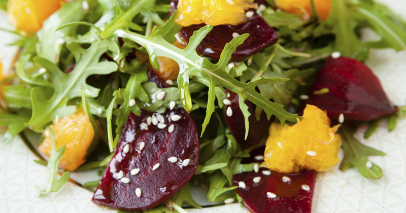 Salade healthy de roquette à la betterave et à l'orange