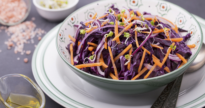 Salade healthy de chou rouge aux saveurs asiatiques