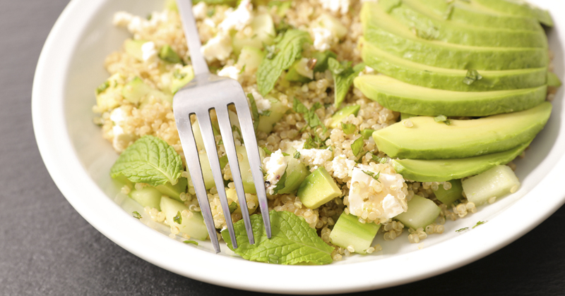 Salade healthy au quinoa, avocat et feta