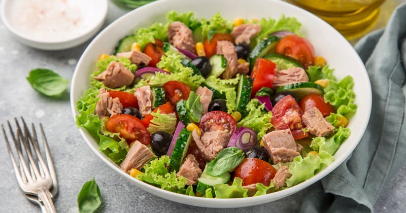 Salade healthy de thon, tomates et maïs