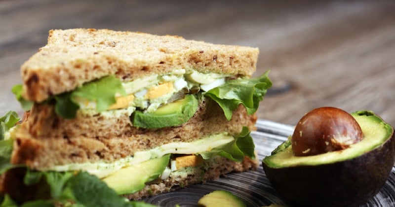 Sandwich à l'avocat et à l'oeuf poché