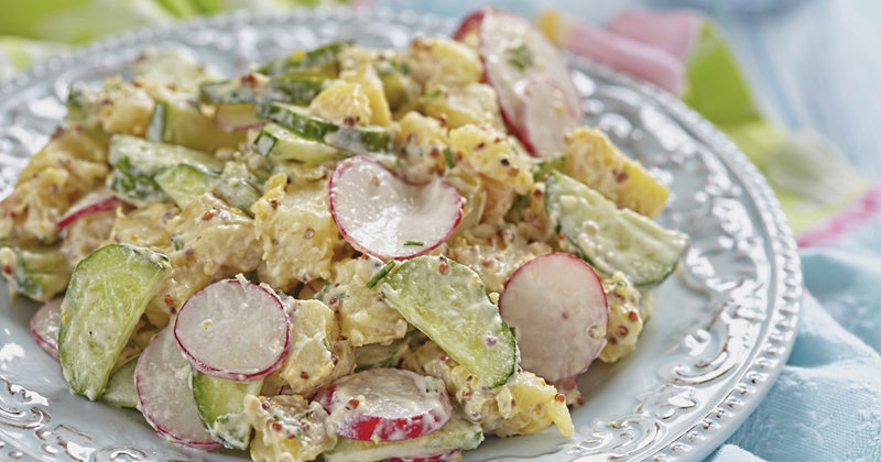 Fraiche et savoureuse, cette salade aux pommes de terre et radis ravira petits et grands