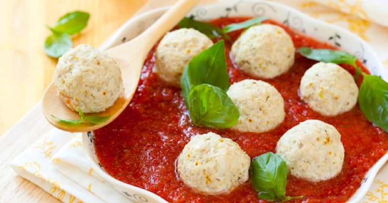 Boulettes de poulet et sauce tomates