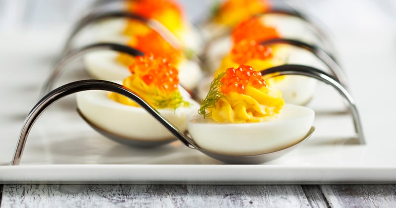 Œufs farcis au caviar et aneth