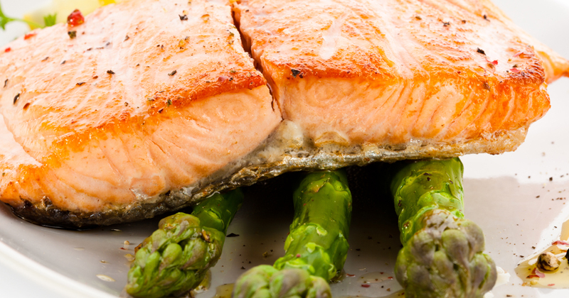 Darnes de saumon et asperges grillées