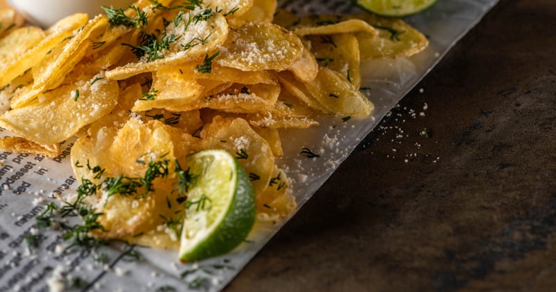 Chips de pommes de terre au thym