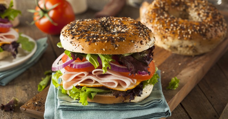 Bagel au jambon et rôti de dinde