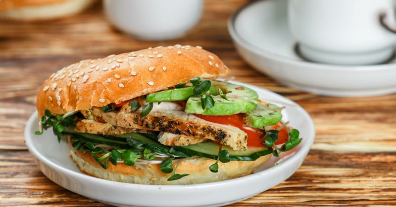 Bagel au poulet et à l'avocat