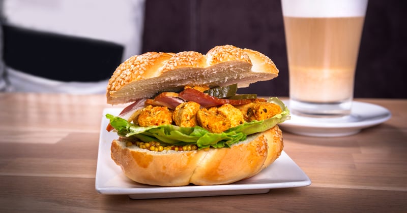 Bagel au poulet au curry et moutarde au miel