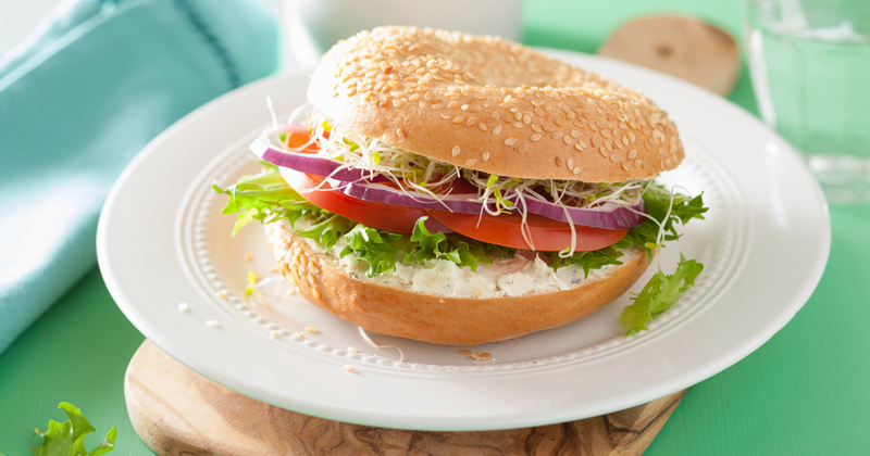 Bagel aux graines germées de radis noir