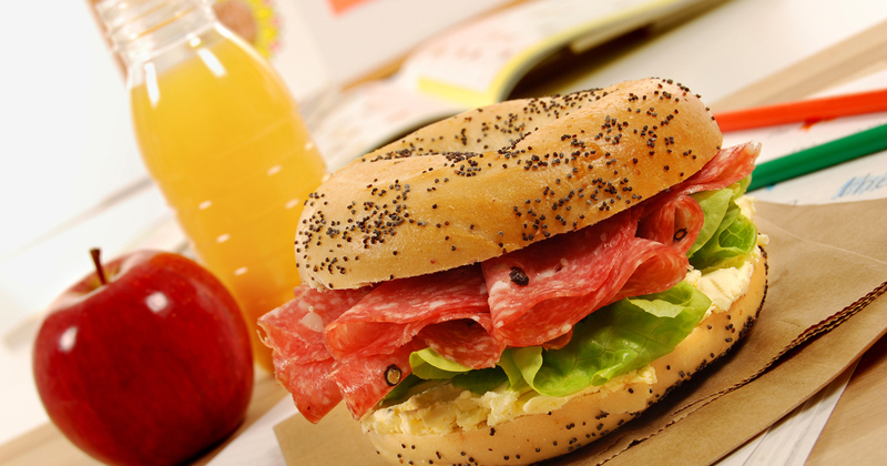 Bagel au salami et bacon