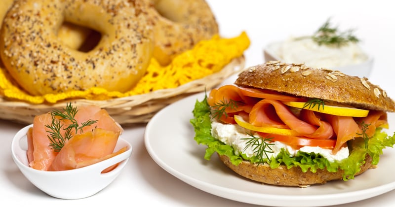 Bagel au saumon fumé et sauce tartare
