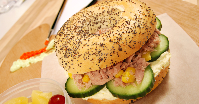 Bagel aux maquereaux et à la crème