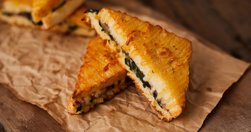 Croque-monsieur aux épinards, oignons caramélisés et gouda