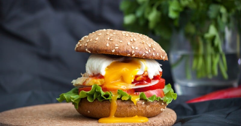 Burger à l'oeuf poché et poulet