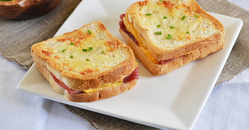 Croque-monsieur au poulet à l'emmental et au comté