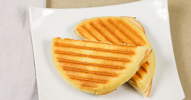 Croque-monsieur à l'avocat, poivron et mozzarella