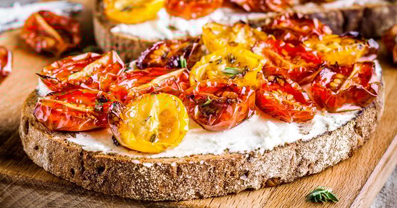 Toasts à la ricotta et aux tomates cerise