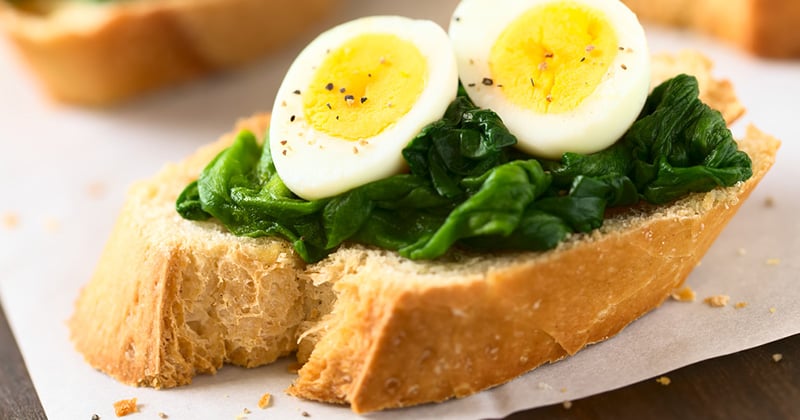 Toasts aux épinards et &oelig;ufs pochés