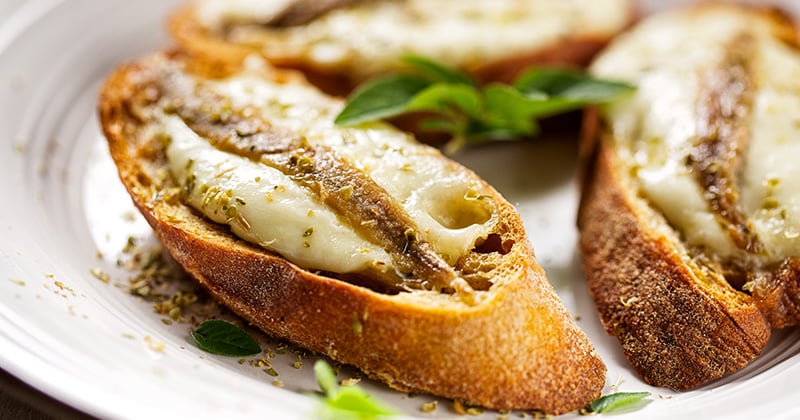 Toasts à la mozzarella et aux anchois