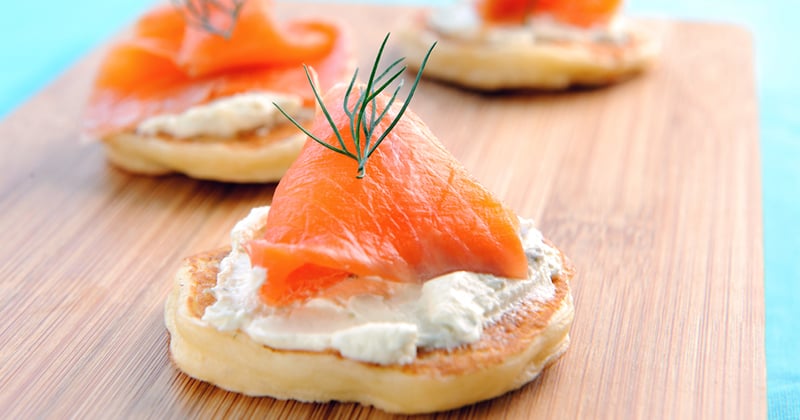 Toasts de blinis au saumon fumé et à la pomme verte