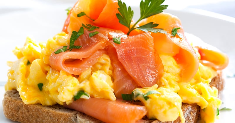 Toasts aux &oelig;ufs brouillés et au saumon fumé