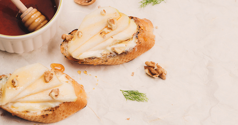 Toasts chauds au roquefort et à la pomme