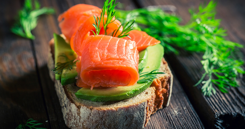 Toasts à l'avocat et au saumon