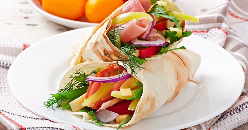 Régalez-vous avec ces wraps au jambon et aux crudités pleins de fraîcheur !