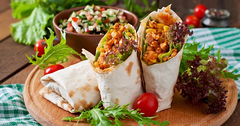 Wrap au poulet kebab et aux légumes rôtis