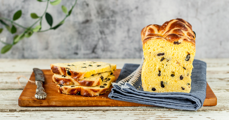 Brioche à l'huile d'olive au safran et aux raisins secs