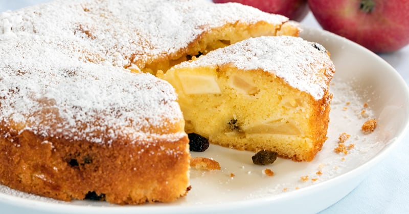 Gâteau aux pommes, ananas et raisins au rhum