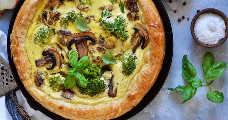 Quiche aux brocolis, champignons et oignons