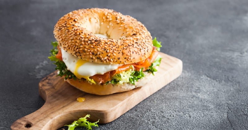 Bagel saumon et oeuf au plat