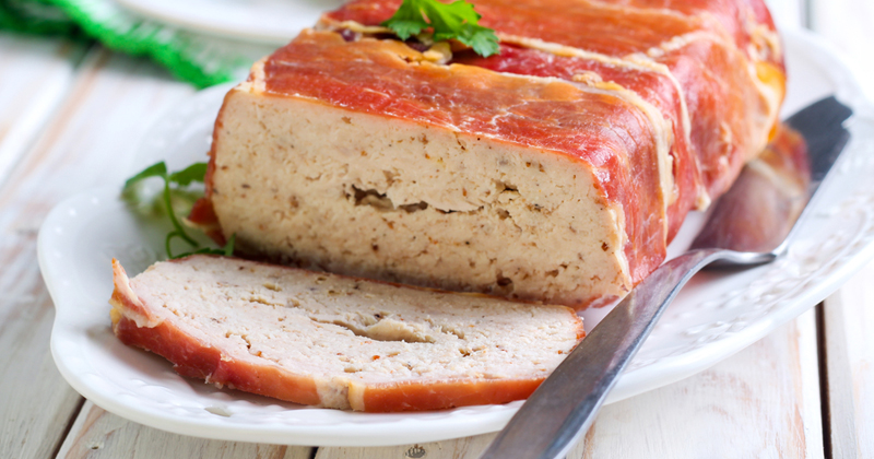 Terrine de poulet au lard fumé