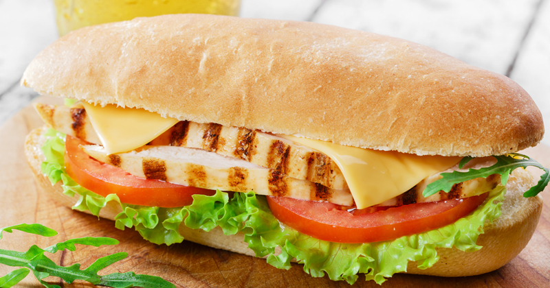 Sandwich au poulet et au fromage de chèvre