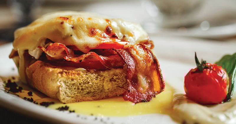 Croque-monsieur au camembert et au lard grillé
