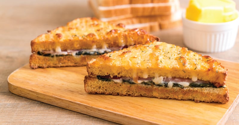 Croque-monsieur aux épinards et fromage à raclette