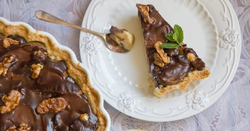 Tarte au chocolat, poires et noix