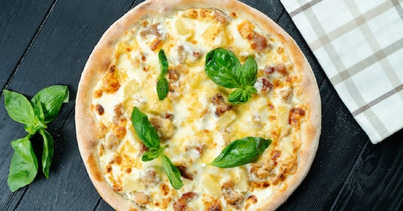 Pizza blanche au poulet fumé