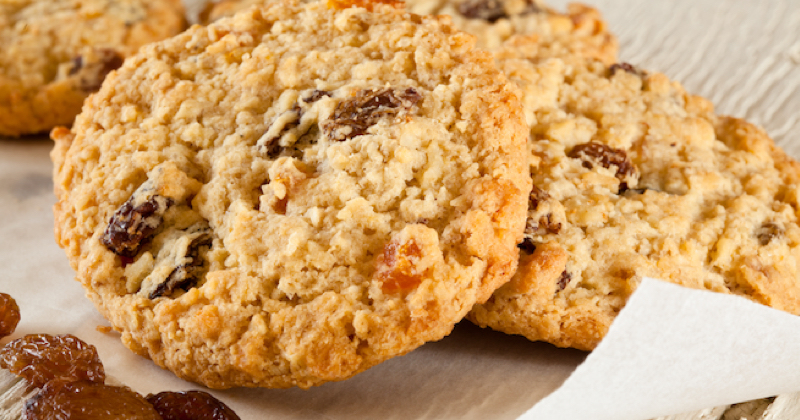 Appréciez les cookies à l'avoine et aux raisins secs, un pur délice !