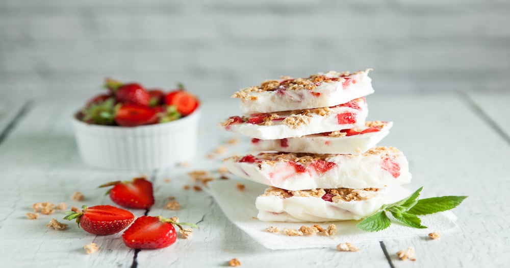 Barres de frozen yaourt aux fraises et muesli