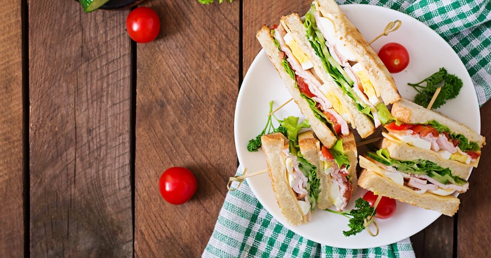 Club sandwich jambon, oeuf dur, salade, tomate