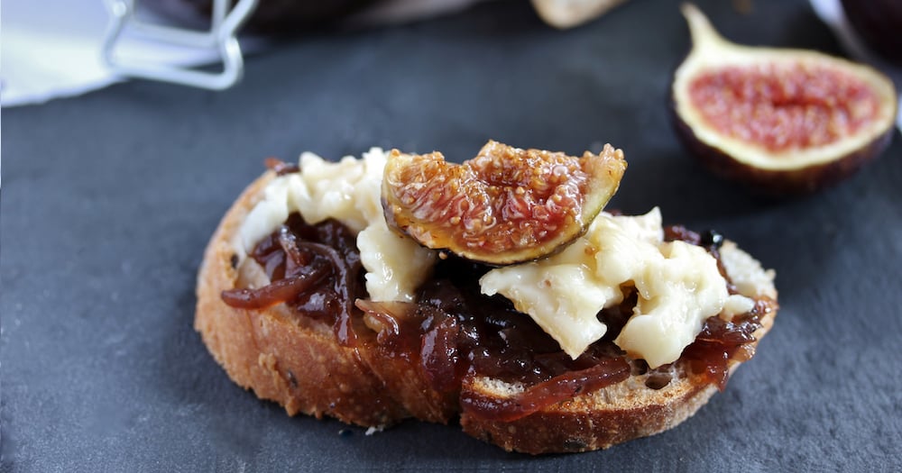 Tartines de chèvre, compotée d'oignons et figue