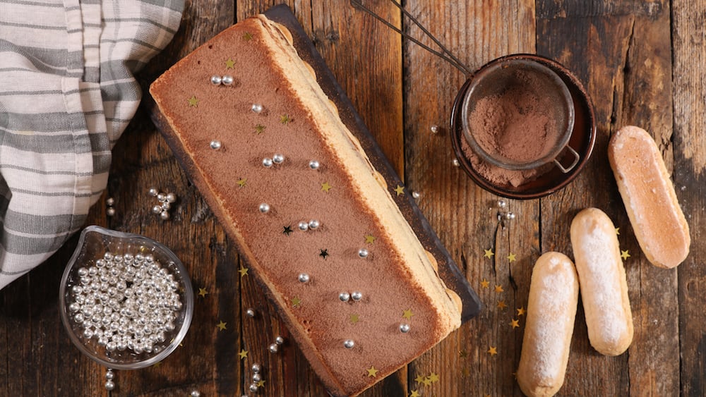 Réinventez le tiramisu en bûche pour un Noël très festif et très gourmand !