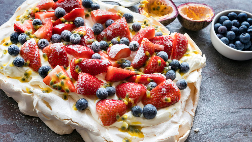 Pavlova aux fruits rouges et au fruit de la passion