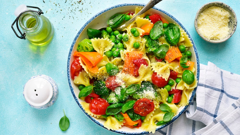 Pour fêter le retour du printemps, on se prépare une délicieuse salade de pâtes aux petits légumes !