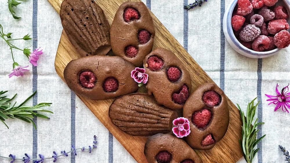 Voici la recette à tester d'urgence : les madeleines au chocolat et aux framboises, c'est trop gourmand...