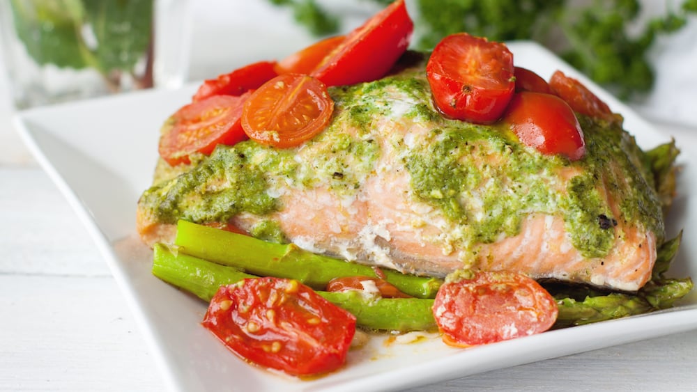 Saumon au pesto et aux légumes en papillote